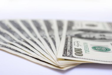 Masaya bir tomar dolar yakın plan, yüz dolar Washington, bin dolar - doku, arka plan