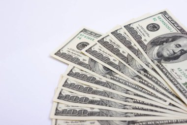 Masaya bir tomar dolar yakın plan, yüz dolar Washington, bin dolar - doku, arka plan