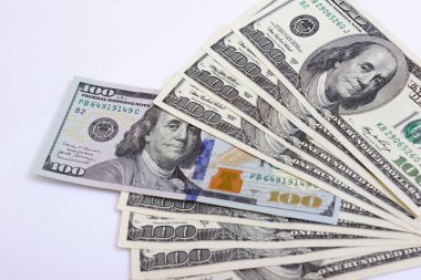 Masaya bir tomar dolar yakın plan, yüz dolar Washington, bin dolar - doku, arka plan