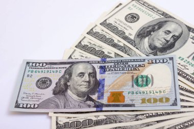 Masaya bir tomar dolar yakın plan, yüz dolar Washington, bin dolar - doku, arka plan