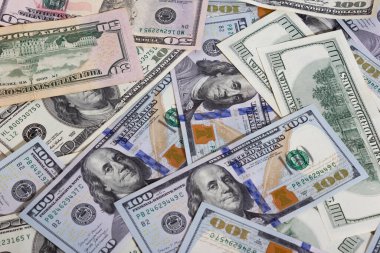 Masaya bir tomar dolar yakın plan, yüz dolar Washington, bin dolar - doku, arka plan