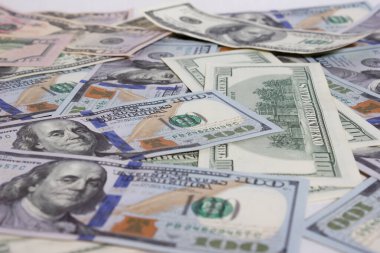 Masaya bir tomar dolar yakın plan, yüz dolar Washington, bin dolar - doku, arka plan