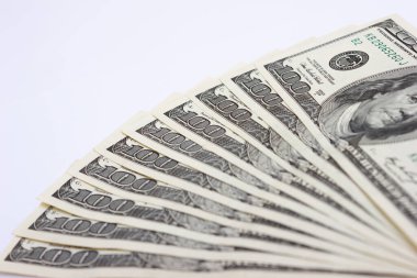 Masaya bir tomar dolar yakın plan, yüz dolar Washington, bin dolar - doku, arka plan