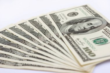 Masaya bir tomar dolar yakın plan, yüz dolar Washington, bin dolar - doku, arka plan