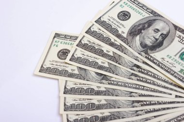 Masaya bir tomar dolar yakın plan, yüz dolar Washington, bin dolar - doku, arka plan