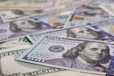 Masaya bir tomar dolar yakın plan, yüz dolar Washington, bin dolar - doku, arka plan