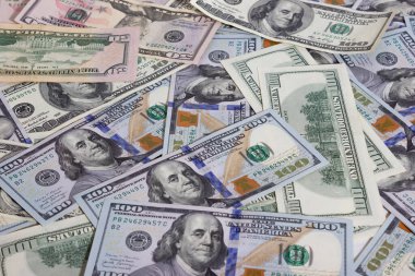 Masaya bir tomar dolar yakın plan, yüz dolar Washington, bin dolar - doku, arka plan