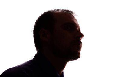 Genç, tıraşsız iş adamı iş kıyafetleri silueti beyaz arka planda izole edilmiş.