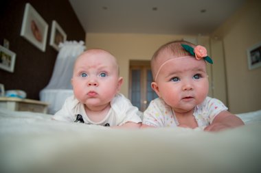 yatakta iki güzel bebek