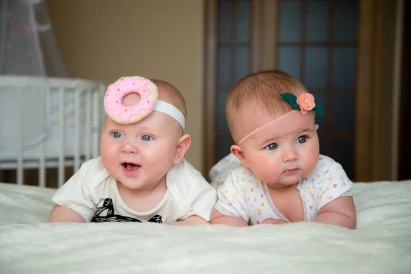 Dois lindo bebê deitado na cama — Fotografia de Stock