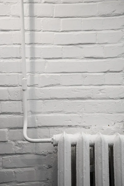 Bakstenen muur met radiator — Stockfoto
