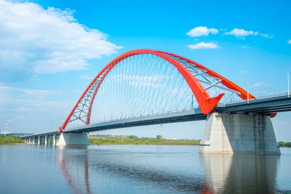 在新西伯利亚，俄罗斯西伯利亚的 Bugrinsky 桥 — 图库照片