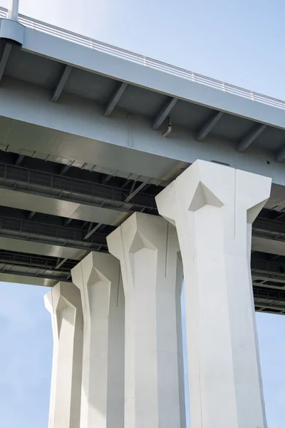 Bridge kolumner i himlen — Stockfoto