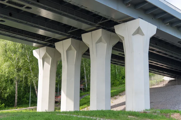Colunas de ponte na grama — Fotografia de Stock