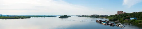 Panorama fluviale con barche — Foto Stock