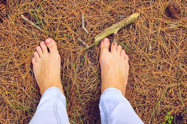 Dziewczyna nogi z Pedicure na zewnątrz szyszki, zbliżenie — Zdjęcie stockowe