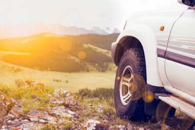 dağlarda bir uçurumun üzerinde bir Suv tekerlek