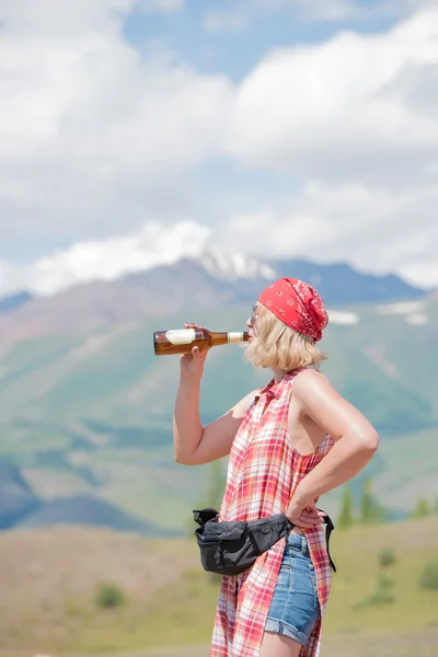 Lány a sört szabadban Vörös Nikoletta — Stock Fotó