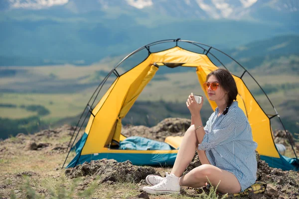 Hermosa chica bebe té al aire libre —  Fotos de Stock