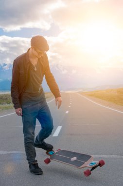 Adam yolda kaykay için gidiyor. Uçan longboard.