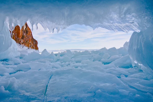 氷の洞窟。モンゴルへの島です。バイカル湖 — ストック写真