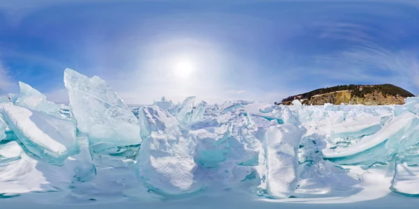 Eis buckelt den Baikalsee. listwjanka — Stockfoto