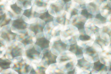 Metalik ışık şenlikli arka plan. Soyut Noel defocused bokeh gümüş ışıkları ile parlak arka plan olan