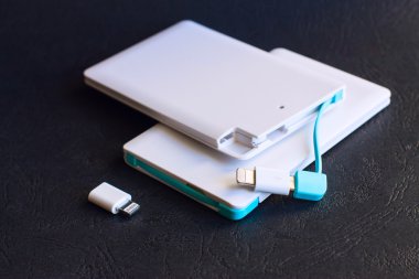 güç banka küçük mini boy siyah arka plan üzerine