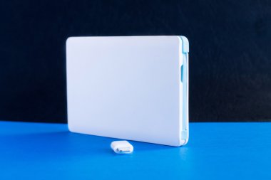 güç banka küçük mini boy mavi zemin üzerine