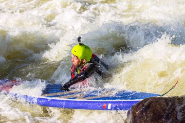 Adam supsurfing dağ nehir rapids üzerinde