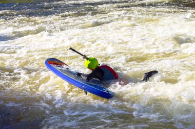Adam supsurfing dağ nehir rapids üzerinde