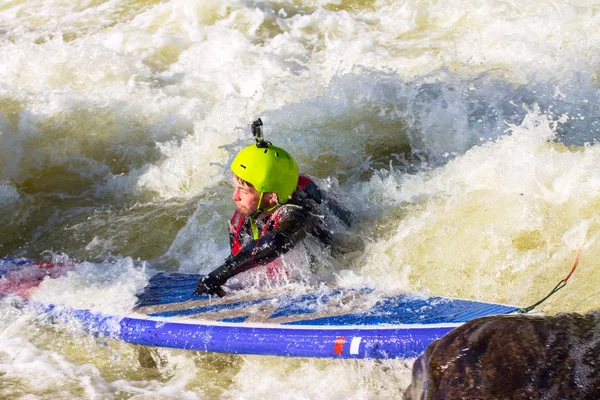 Az ember supsurfing a a zuhatag, a hegyi folyó — Stock Fotó