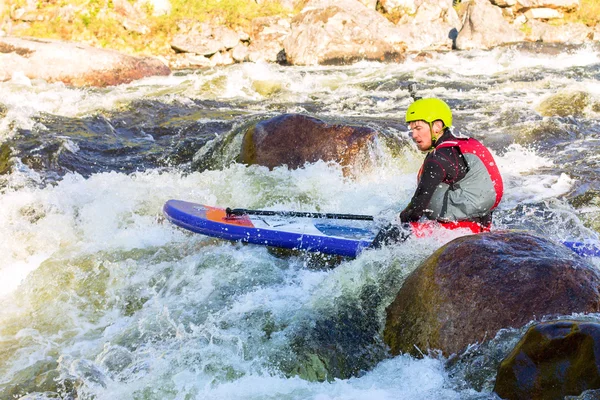 Muž supsurfing v peřejích řeky hory — Stock fotografie