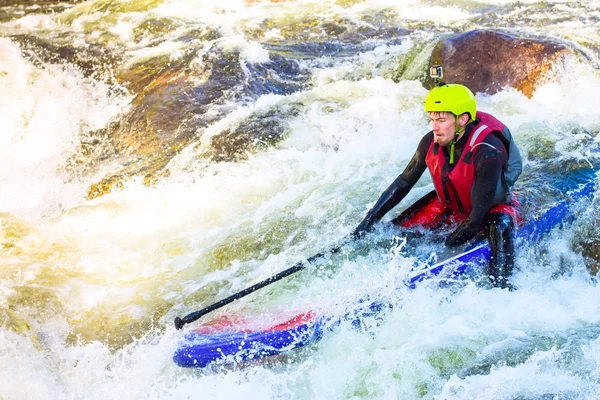 Az ember supsurfing a a zuhatag, a hegyi folyó — Stock Fotó