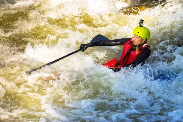 Az ember supsurfing a a zuhatag, a hegyi folyó — Stock Fotó