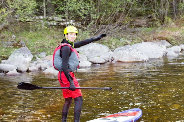 Muž supsurfing v peřejích řeky hory — Stock fotografie