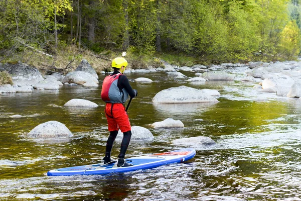 Az ember supsurfing a a zuhatag, a hegyi folyó — Stock Fotó