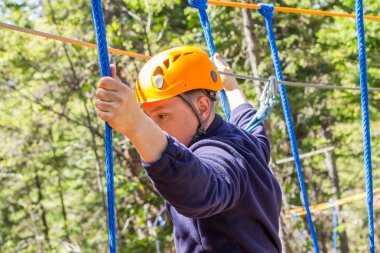 Bir adam bir halat kurstaki
