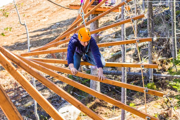 Un hombre en un curso de cuerdas — Foto de Stock