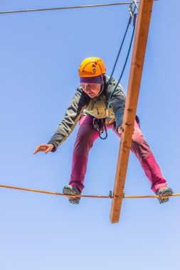 Kız ipleri sahası tırmanıyor