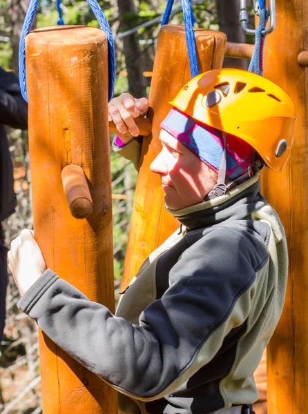 Mädchen klettert in Seilgarten — Stockfoto