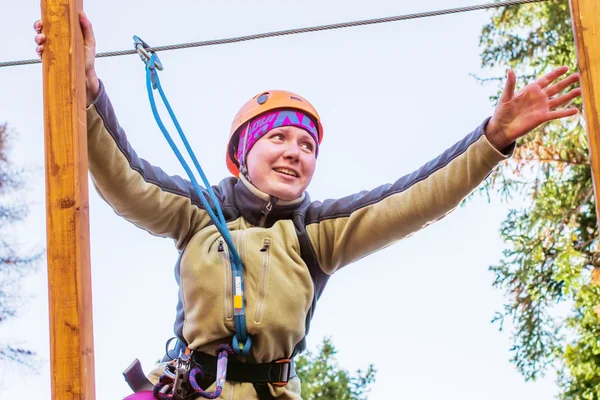 Meisje klimt in touwen cursus — Stockfoto