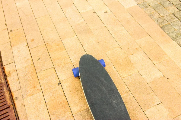 Punto di vista di una persona gamba sul longboard sulla strada della città. P — Foto Stock