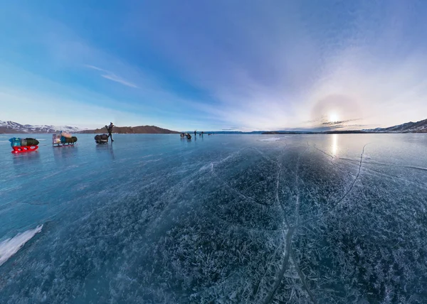 Los turistas hacen la transición de hielo en el lago Baikal hielo al atardecer. W —  Fotos de Stock