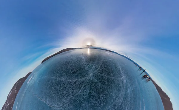 Os turistas fazem a transição gelo no Lago Baikal gelo ao pôr do sol. W — Fotografia de Stock