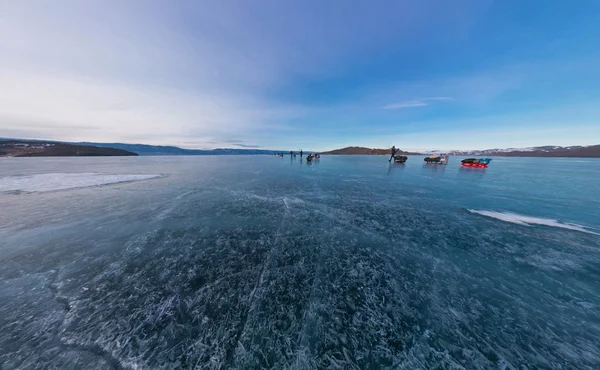 I turisti fanno il ghiaccio di transizione sul lago Baikal ghiaccio al tramonto. W — Foto Stock