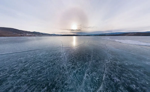 バイカル湖の青氷が亀裂、s で曇りの天候で覆われて — ストック写真