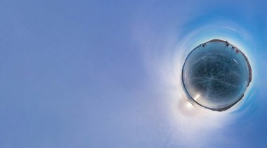 Turistler Baykal Gölü buz geçiş buza günbatımında olun. W