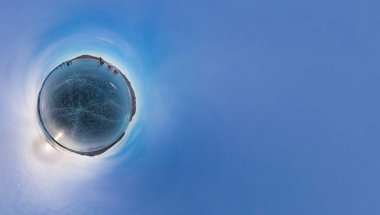 Turistler Baykal Gölü buz geçiş buza günbatımında olun. W