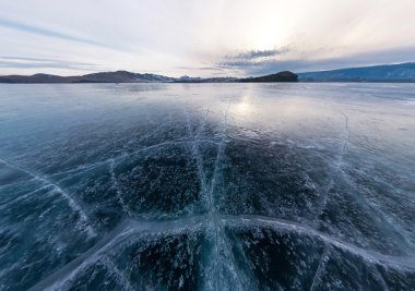 Çatlaklar, s bulutlu hava Deniz Baykal in Blue Ice kaplı